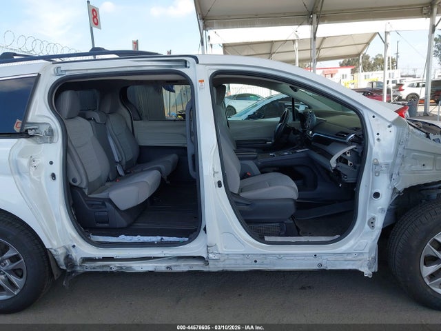 Toyota Sienna Le