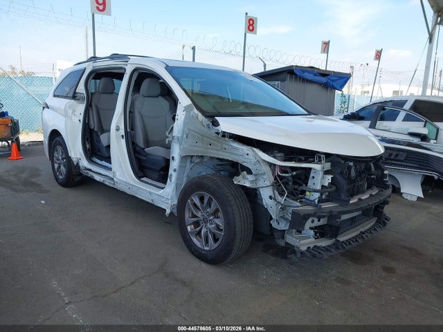 Salvage Toyota Sienna Image
