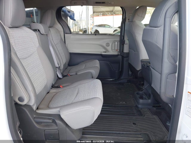 Toyota Sienna Le