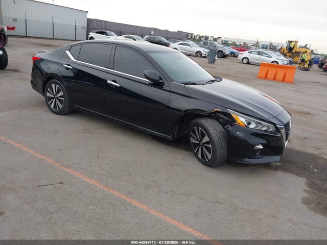 Salvage Nissan Altima Image