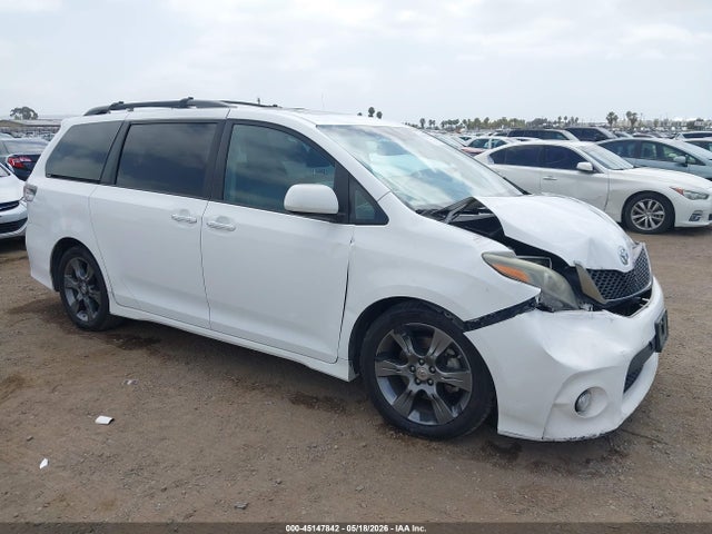 Salvage Toyota Sienna Image