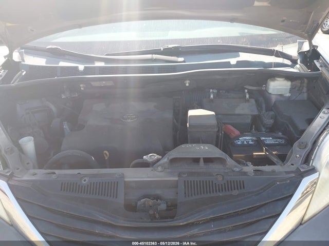 Toyota Sienna Le V6 8 Passenger
