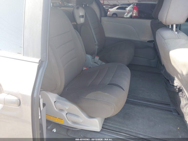 Toyota Sienna Le V6 8 Passenger