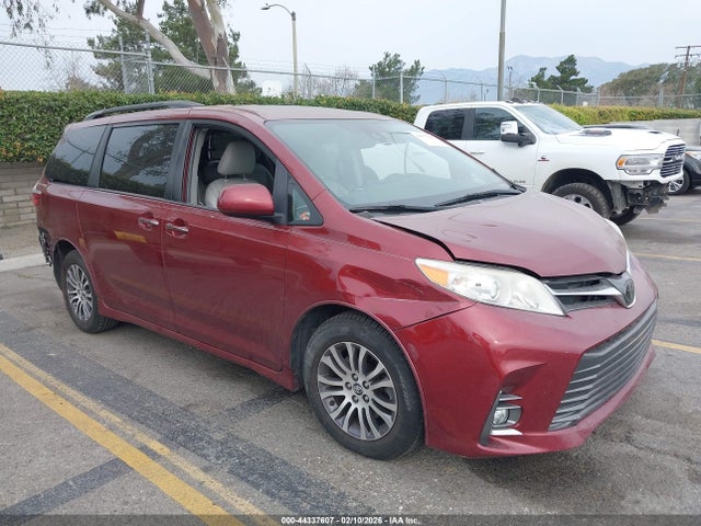 Salvage Toyota Sienna Image