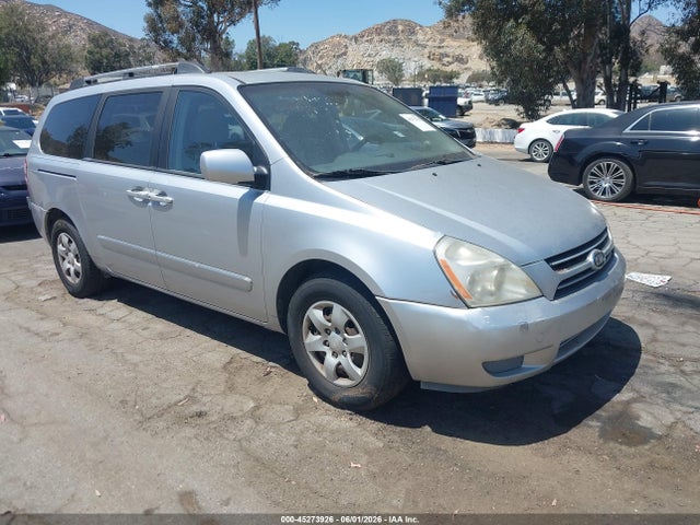 Salvage Kia Sedona Image