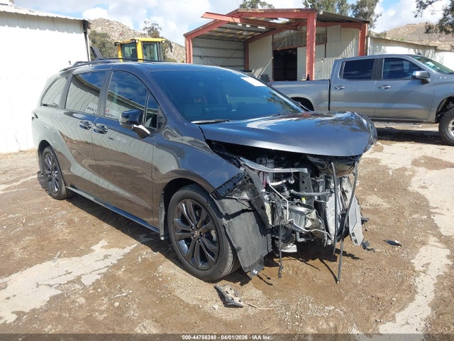 Salvage Toyota Sienna Image
