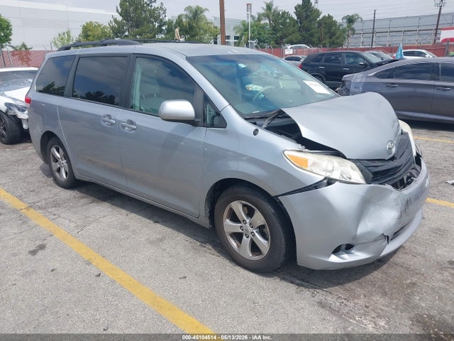 Salvage Toyota Sienna Image