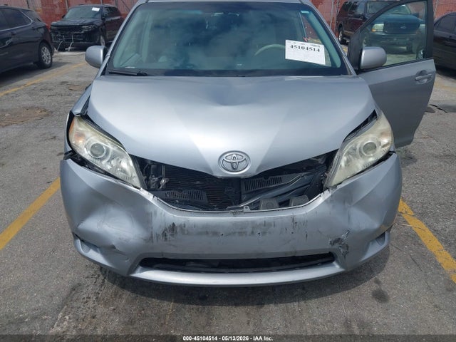 Toyota Sienna Le V6 8 Passenger