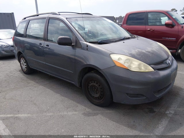 Salvage Toyota Sienna Image