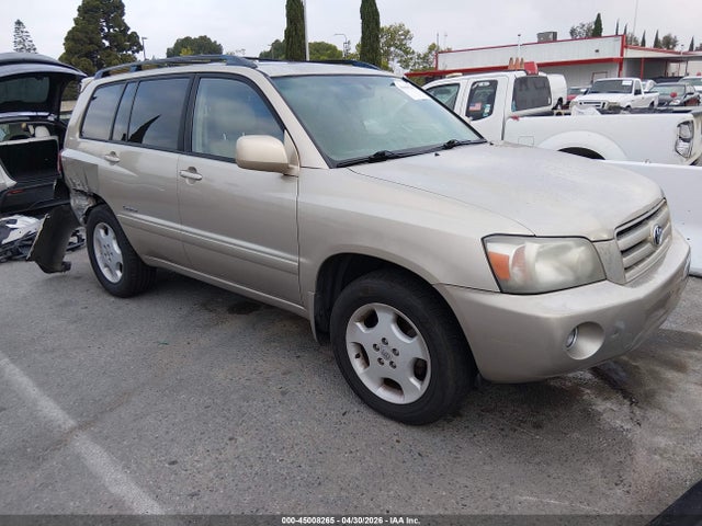 Salvage Toyota Highlander Image