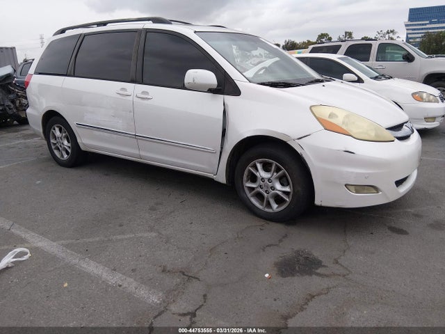 Salvage Toyota Sienna Image