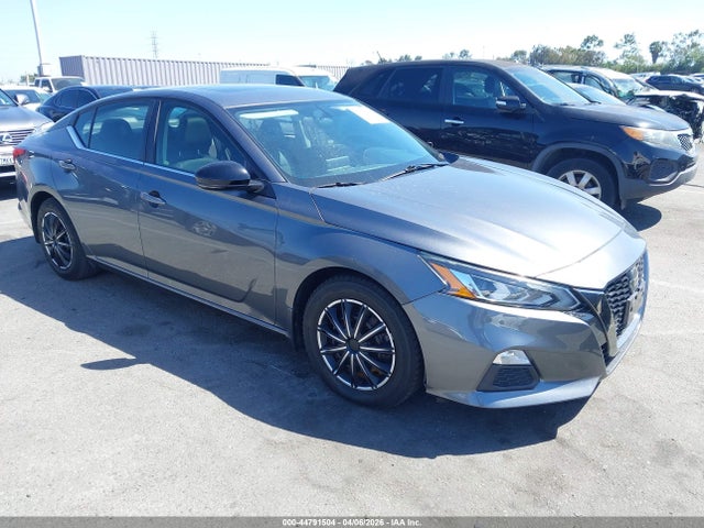 Salvage Nissan Altima Image