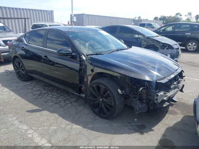 Salvage Nissan Altima Image