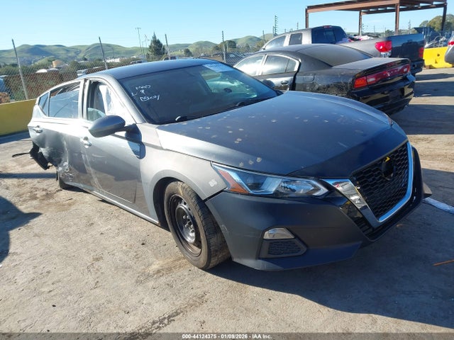Salvage Nissan Altima Image