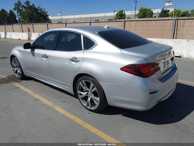 INFINITI Q70 3.7