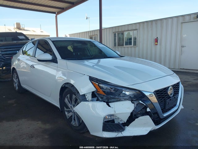 Salvage Nissan Altima Image