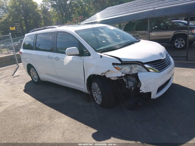 Salvage Toyota Sienna Image