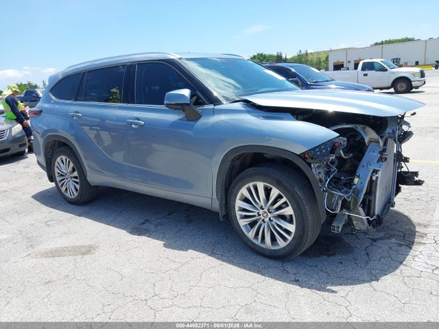 Salvage Toyota Highlander Image