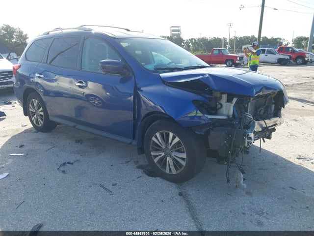Salvage Nissan Pathfinder Image