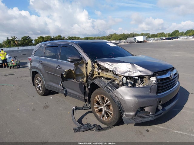 Salvage Toyota Highlander Image