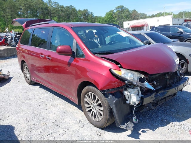Salvage Toyota Sienna Image