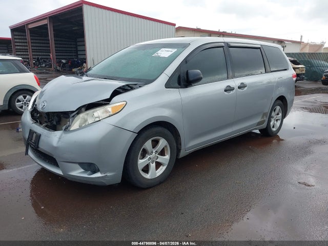 Toyota Sienna Base V6