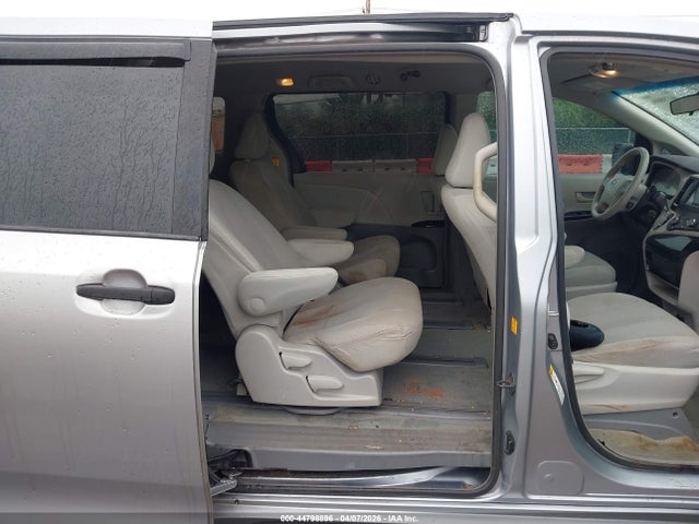 Toyota Sienna Base V6