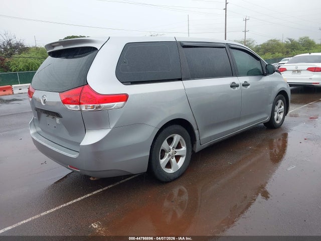 Toyota Sienna Base V6