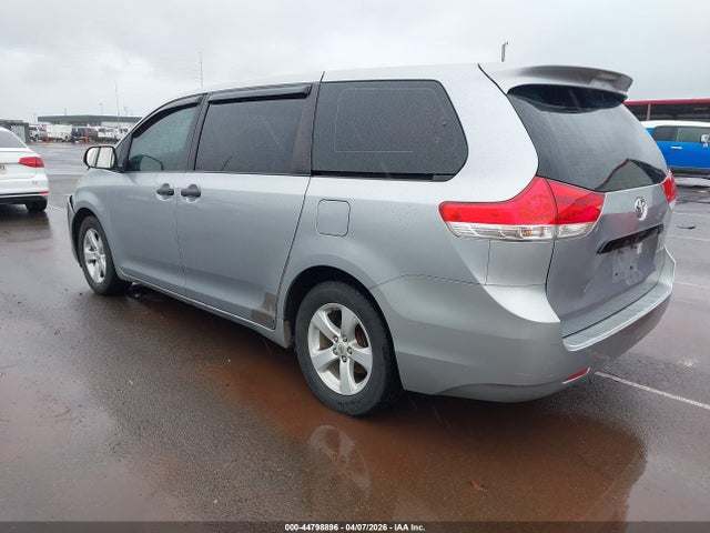 Toyota Sienna Base V6