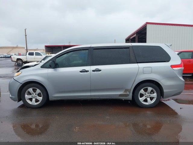 Toyota Sienna Base V6