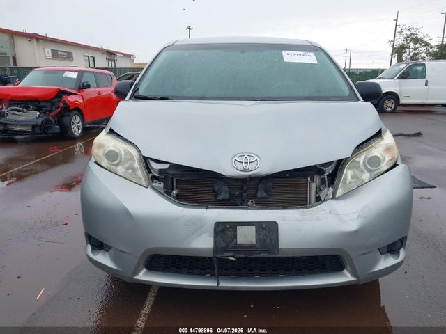 Toyota Sienna Base V6