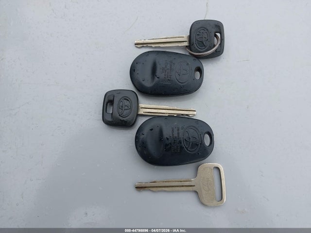 Toyota Sienna Base V6