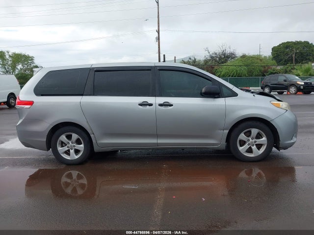 Toyota Sienna Base V6