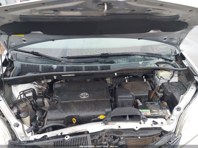 Toyota Sienna Base V6