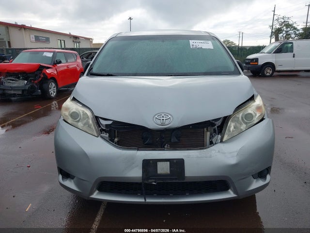 Toyota Sienna Base V6