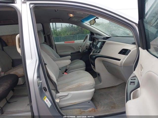 Toyota Sienna Base V6