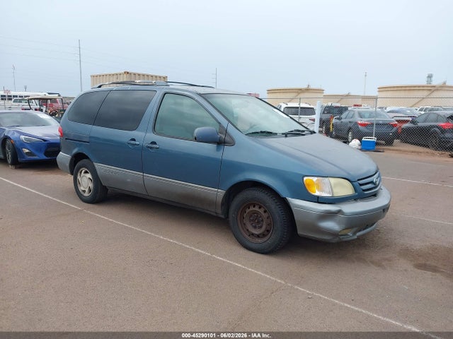 Salvage Toyota Sienna Image