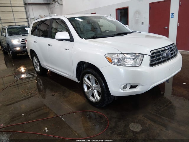 Salvage Toyota Highlander Image