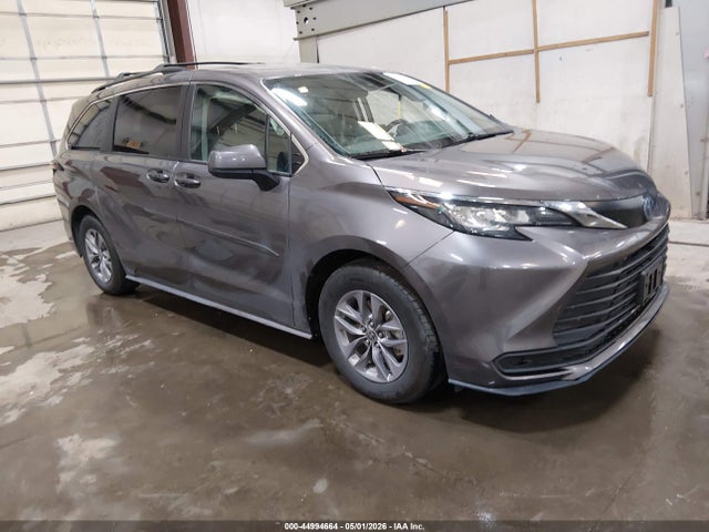 Salvage Toyota Sienna Image