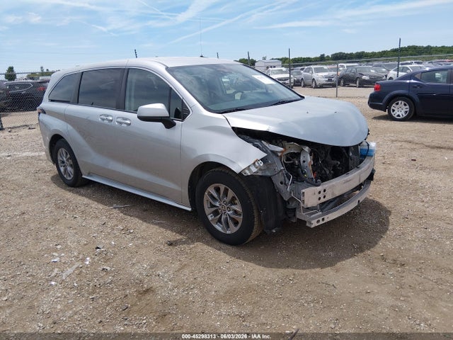 Salvage Toyota Sienna Image