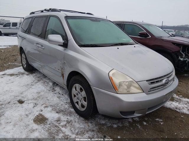 Salvage Kia Sedona Image