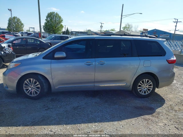 Toyota Sienna Xle Premium 8 Passenger
