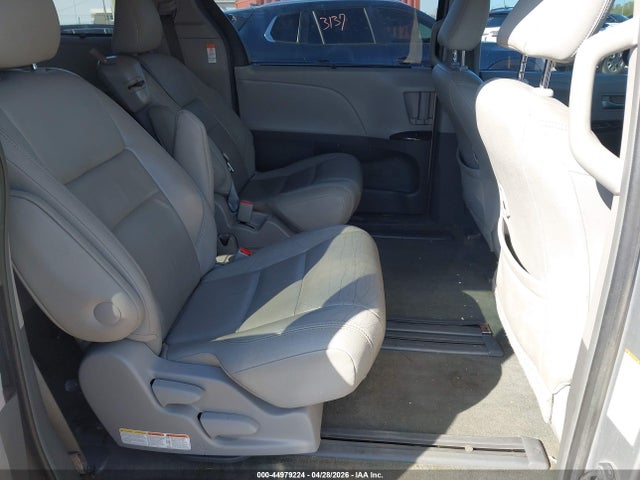 Toyota Sienna Xle Premium 8 Passenger