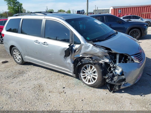 Salvage Toyota Sienna Image