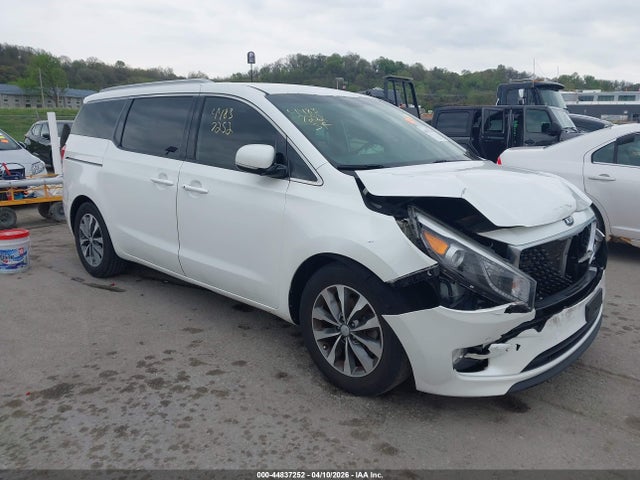 Salvage Kia Sedona Image
