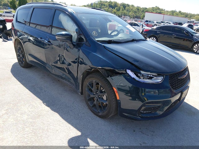 Salvage Chrysler Pacifica Image