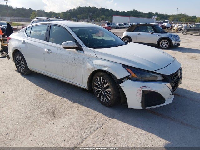 Salvage Nissan Altima Image