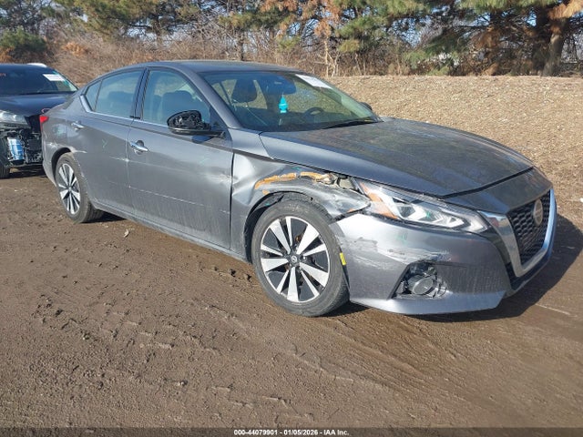 Salvage Nissan Altima Image
