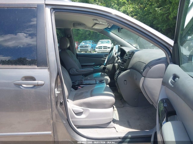 Toyota Sienna Le