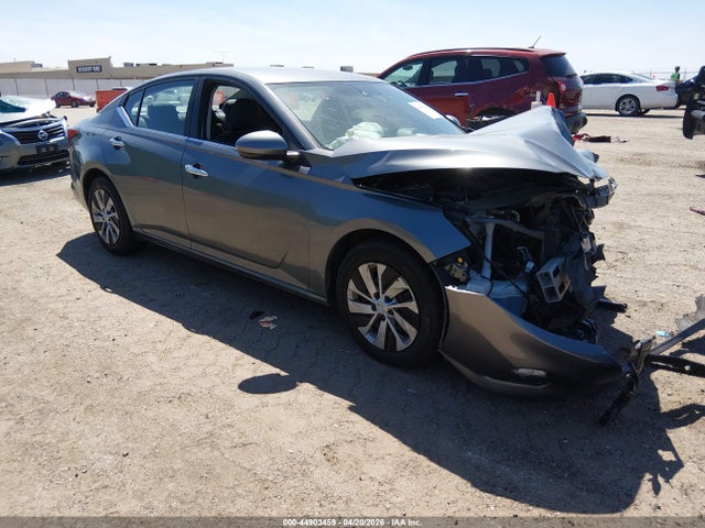 Salvage Nissan Altima Image